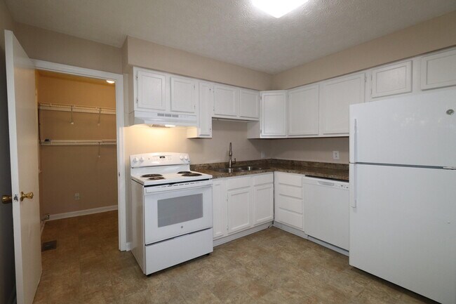 Building Photo - 212 Foxwood Dr