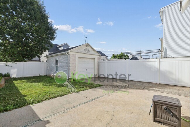 Building Photo - Spacious 4BR Single-Family Home with Garage, Driveway & Fenced Yard in Kearny
