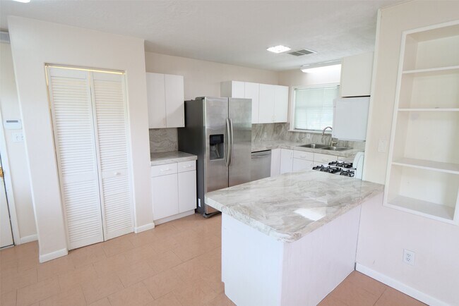 Building Photo - 5235 Beechnut St