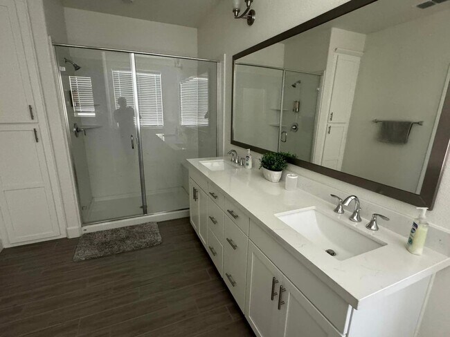 Building Photo - 6041 Oberlander Dr