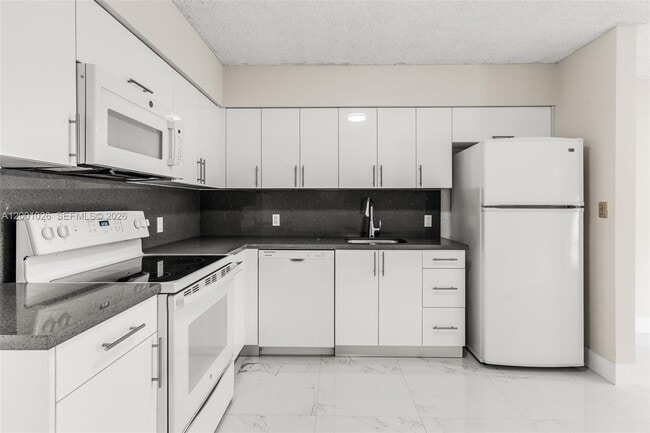 Building Photo - 310 SW 76th Ct