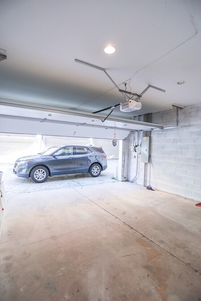 Building Photo - 4321 W Peterson Ave