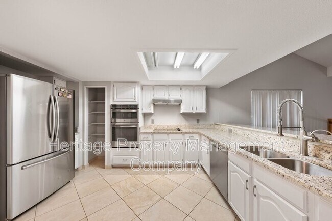 Building Photo - 13906 N Hills Village Dr