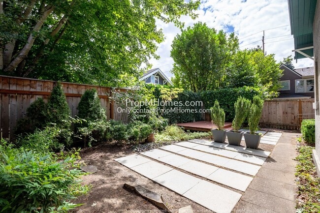 Building Photo - Cozy Three-Bedroom Duplex in Historic Irvi...