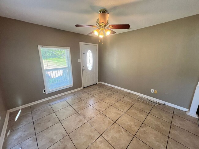 Building Photo - Cozy 2 Bedroom Home with Large Backyard