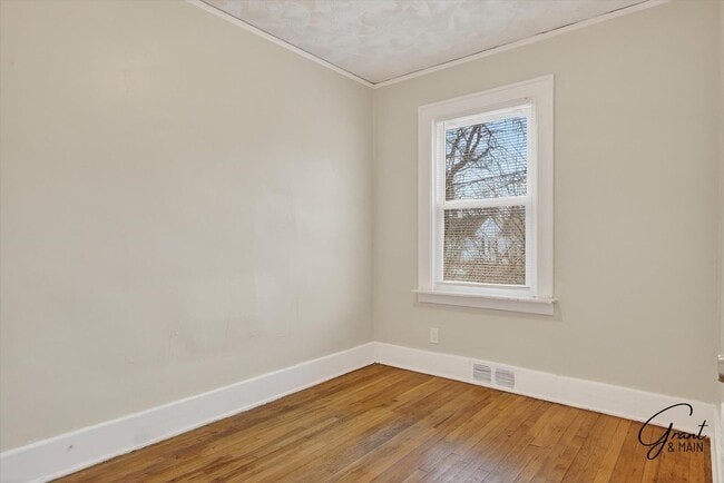 Building Photo - $1300 4 bedrooms