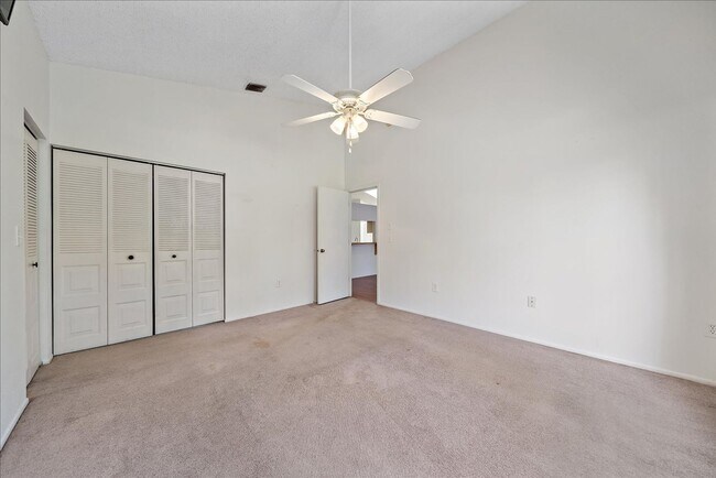 Building Photo - Annual 3 bed 2 bath house with a garage av...