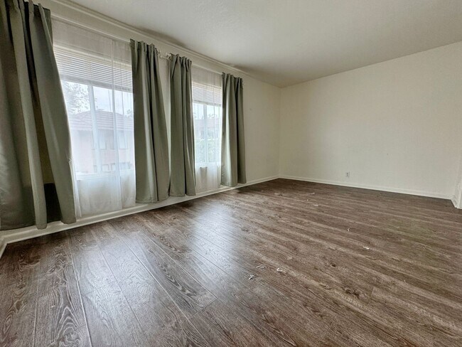 Building Photo - FOR RENT 2BD/1.5 BA/2 parkings/ Town House