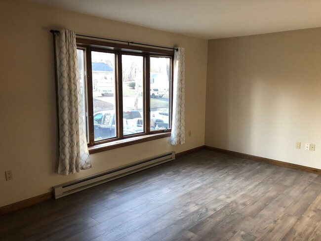 Building Photo - Newly Renovated Spacious 3 Bedroom Townhou...