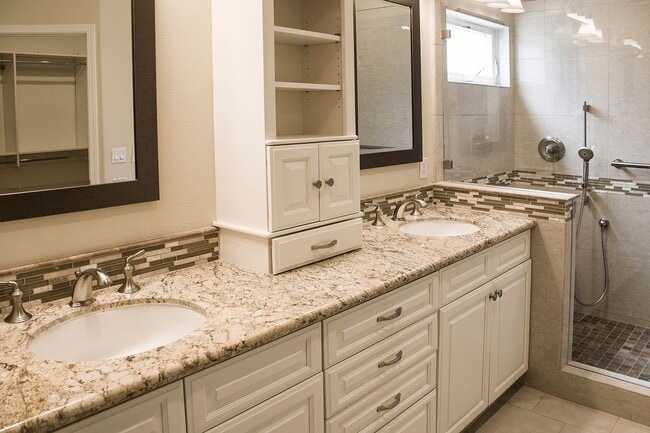 Building Photo - 55+ gated community of Miners Village in Double Diamond.