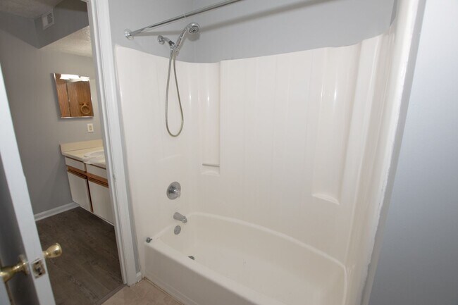 Building Photo - Awesome 1BR Condo w Amenities, Hampton