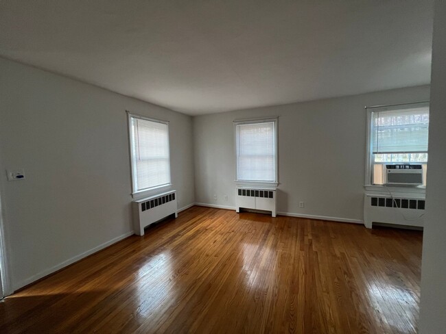 Building Photo - Two bedroom, 1 bath condo in Brookwood Gar...