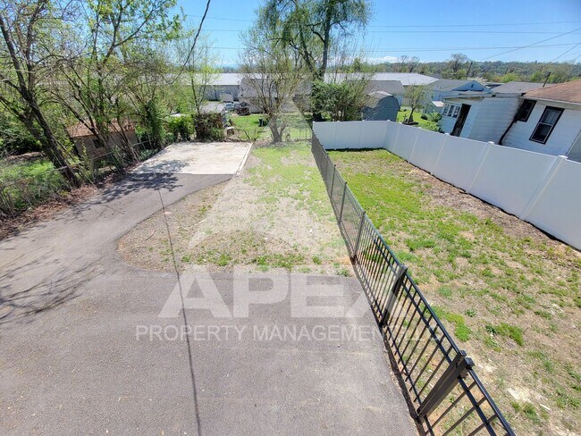 Building Photo - 3 Bd - 2 Ba Single family home mins from D...