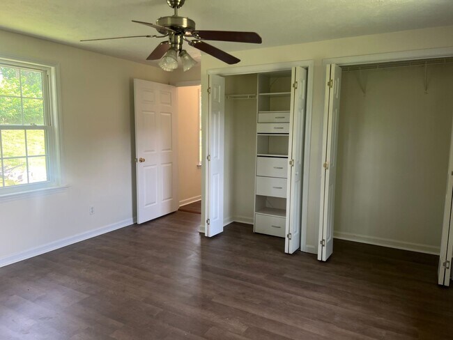 Building Photo - Very Nice 4 bedroom near Tri Cities Airpor...