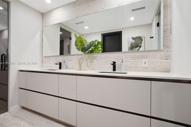 Building Photo - 3343 NE 166th St