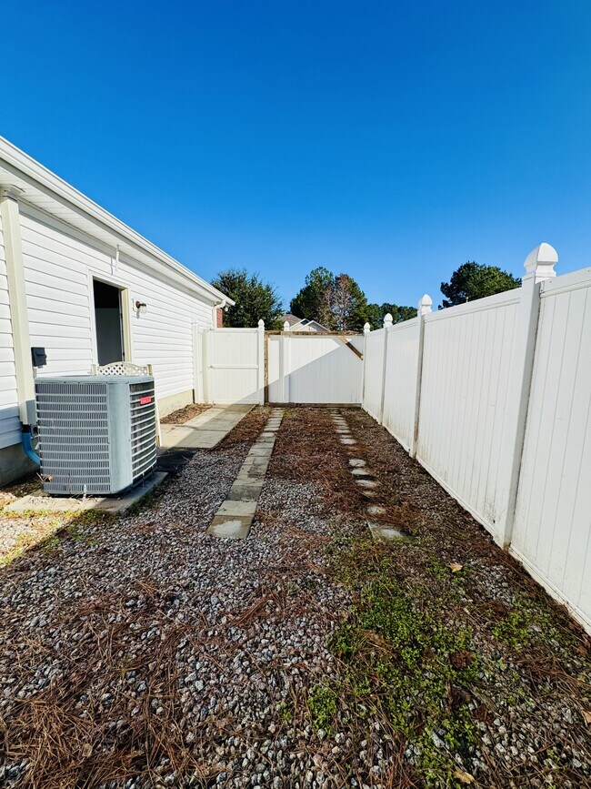 Building Photo - 932 Eaglet Cir