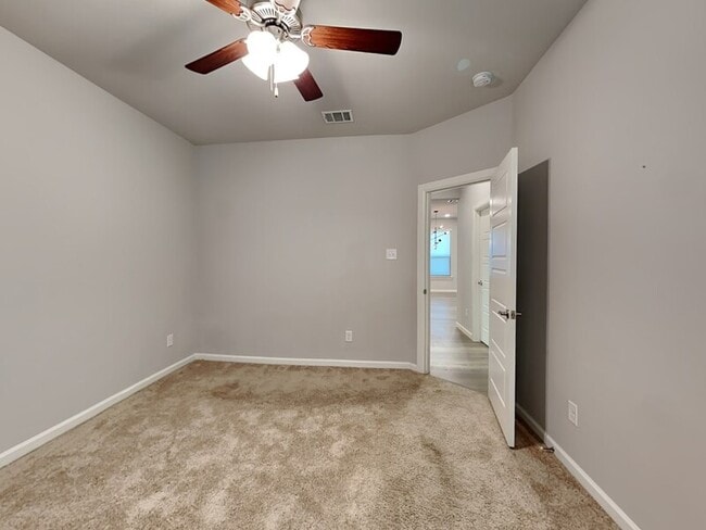 Building Photo - 545 Hazeltine Rd