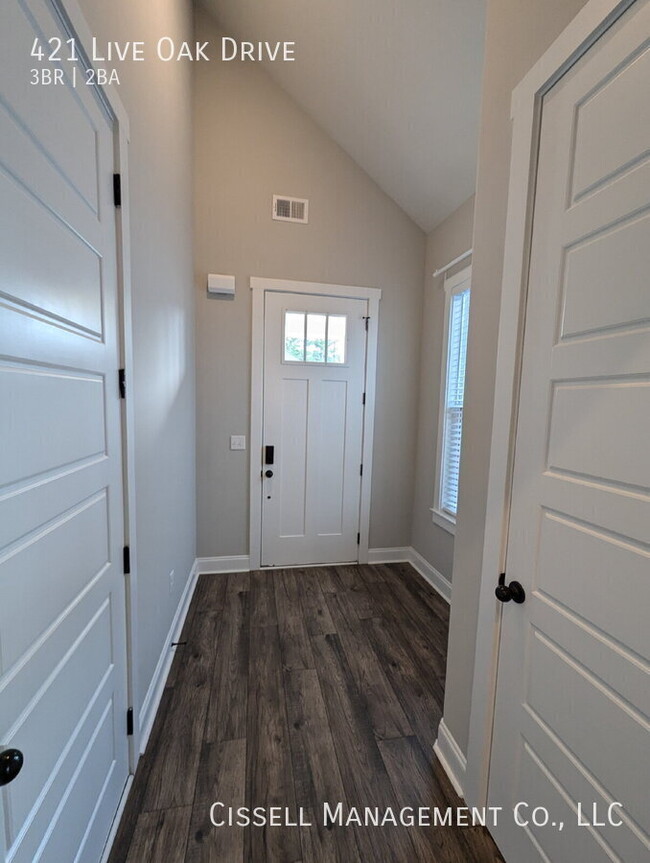 Building Photo - 421 Live Oak Dr