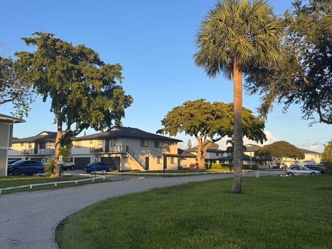 Building Photo - 206 E Tiffany Dr