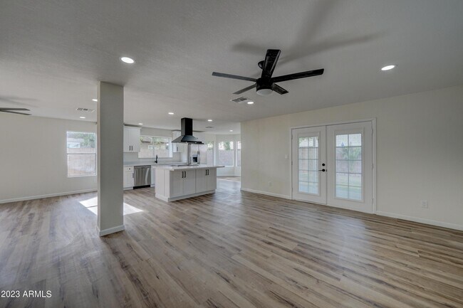 Building Photo - 7113 W Sunnyside Dr