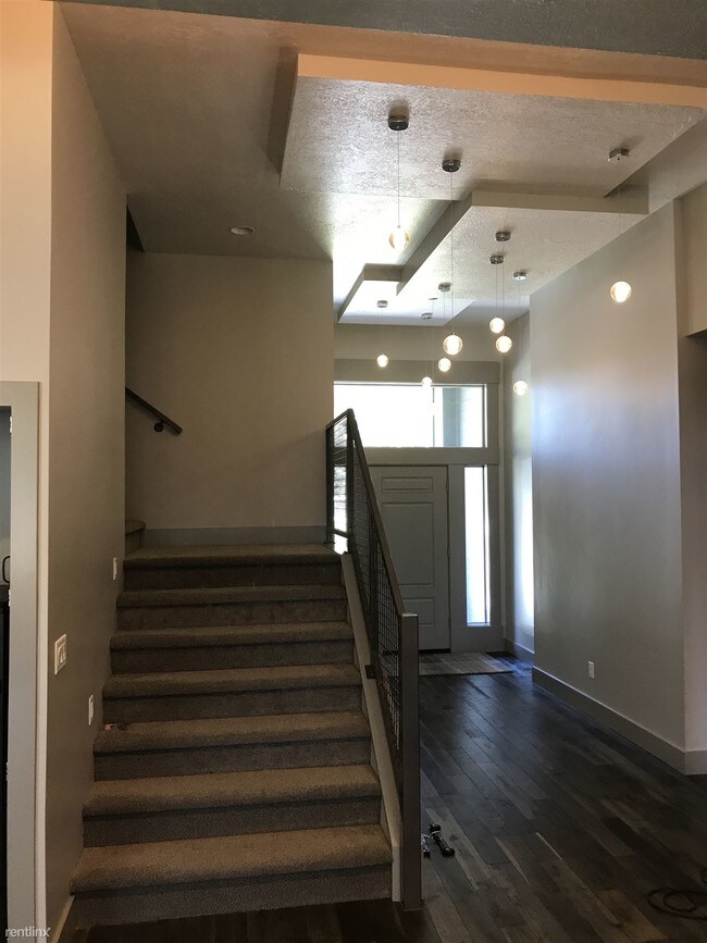 Building Photo - 1 br, 1.5 bath House - 592 S. Cotterell Dr