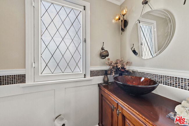 Building Photo - 401 N McCadden Pl