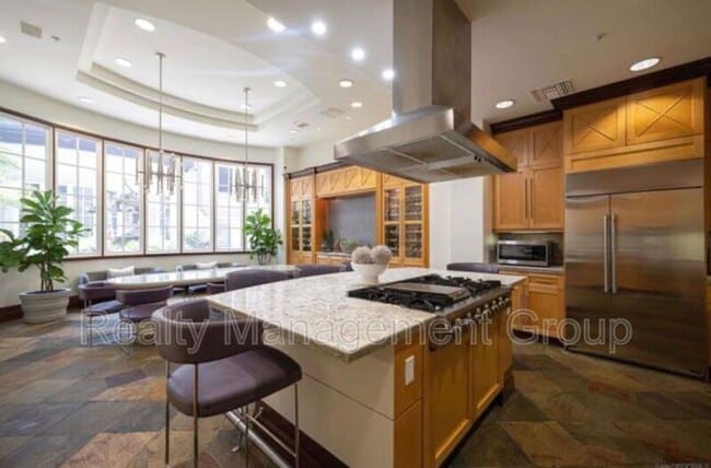 Building Photo - 9253 Regents Rd