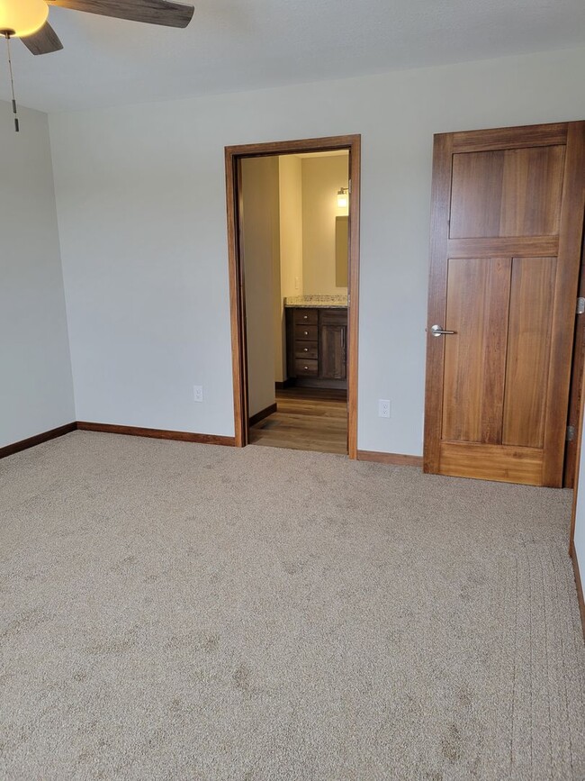 Building Photo - Middle Unit Townhouse