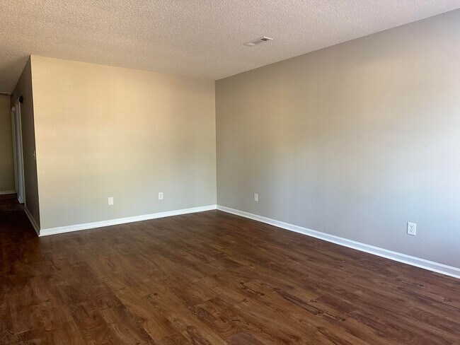 Building Photo - MOVE IN SPECIAL: $500 OFF 1ST MONTH'S RENT!**