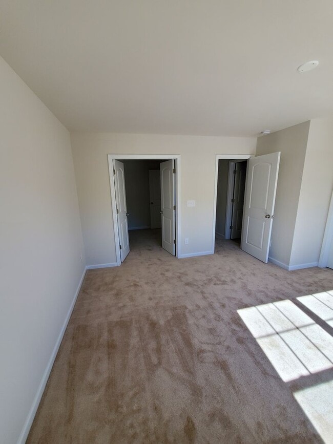 Building Photo - 3 bedroom townhome in university