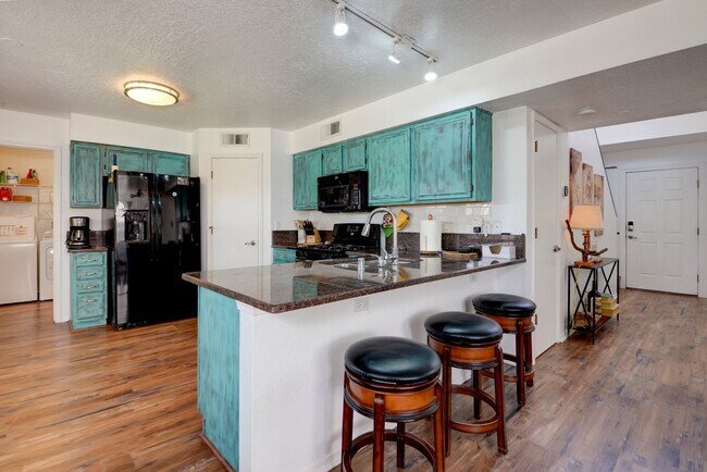 Building Photo - Fully Furnished 3-Bedroom Home Near Petroglyph Monument