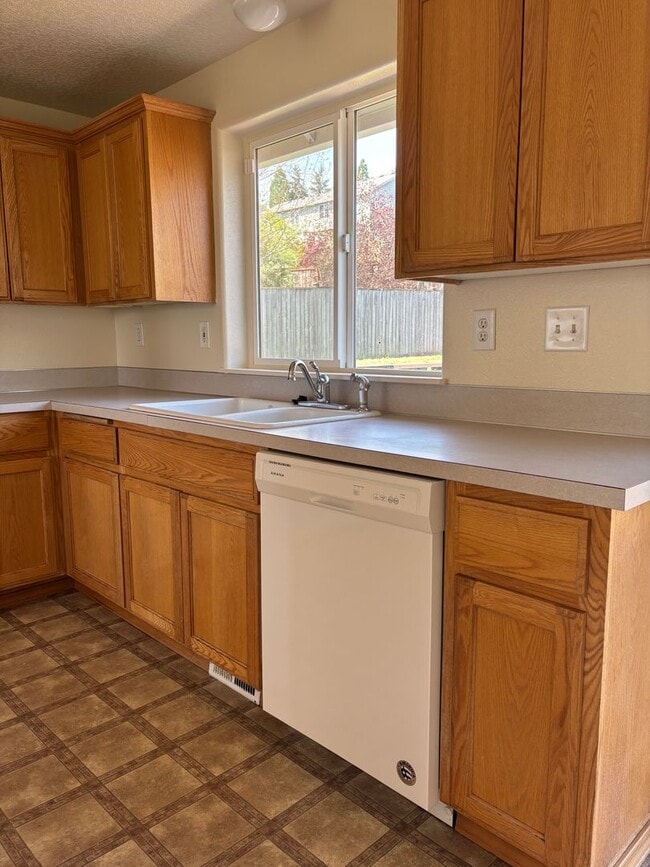 Building Photo - $500.00  OFF  1ST  FULL  MONTH'S  RENT   F...