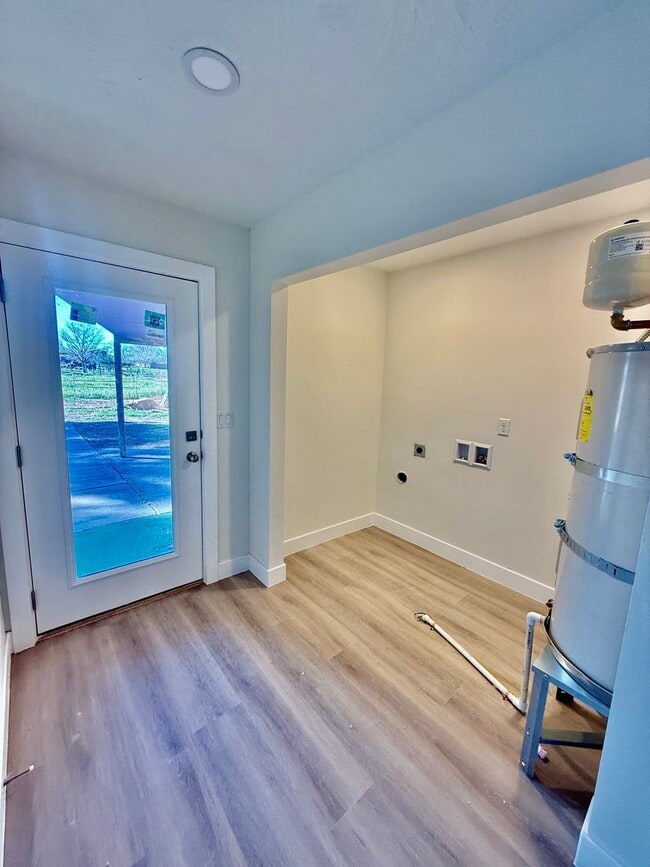 Building Photo - Beautifully Remodeled Three Bedroom Home on 2 Acres with Horse Privileges in Hurricane