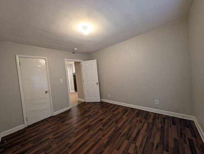 Building Photo - One Bedroom, One bath duplex apartment located in Greenwood Park!