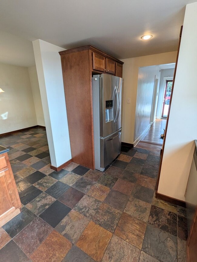 Building Photo - 4 Bedroom, 2 Bathroom Single Family Home (Mt. Washington)