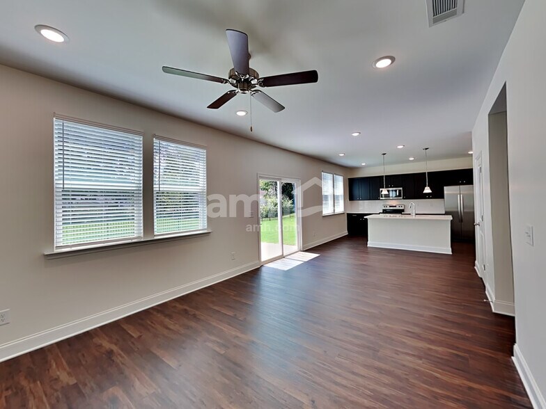 Building Photo - 3830 Chivalry Dr