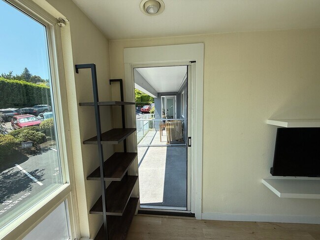 Building Photo - Lake Washington waterfront living with lak...
