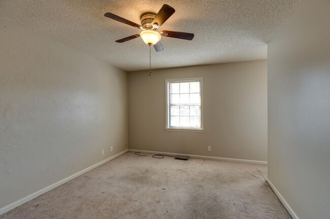 Building Photo - Spacious Living In the Heart of Hendersonv...
