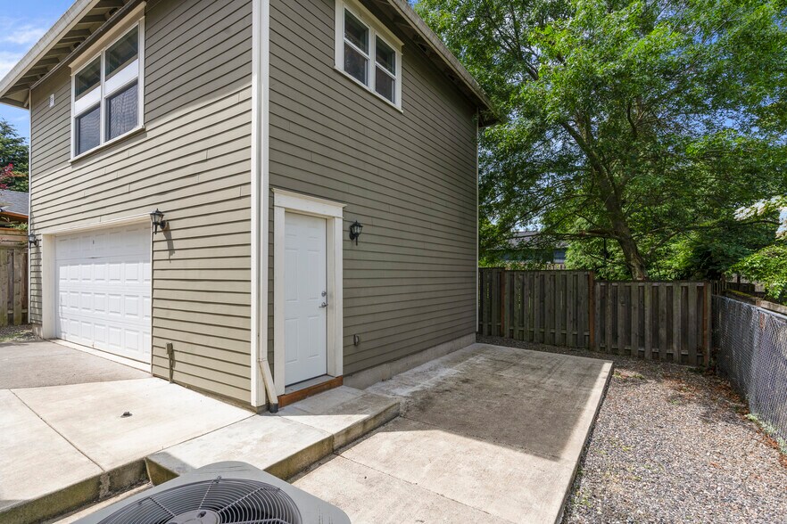 Building Photo - 7321 NE 8th Ave