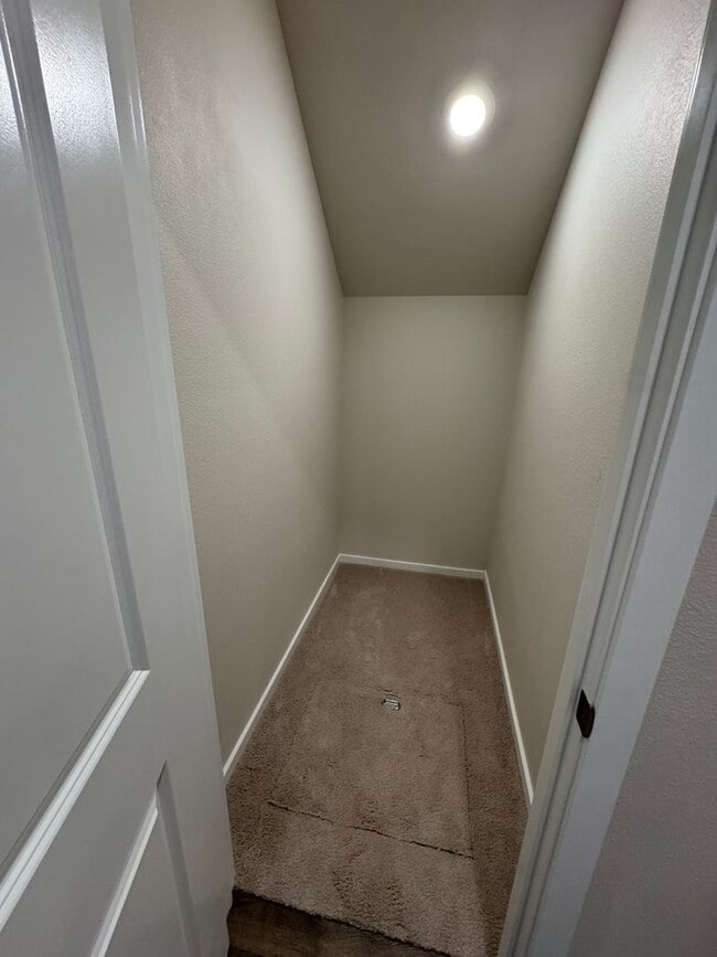 Building Photo - 5 bedroom House in Northeast Salem!