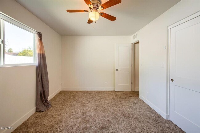 Building Photo - 3140 E Glenrosa Ave