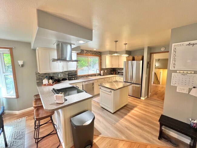 Building Photo - Available Oct. 3rd- Gorgeous Home w/Lots o...