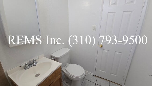 Building Photo - Detached Front House with Laundry Hookups and Garage Parking