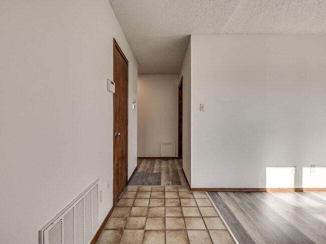 Building Photo - Move in discount / $800 first month rent