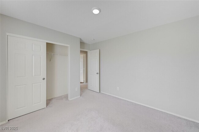 Building Photo - 2586 Begonia Valley Ave