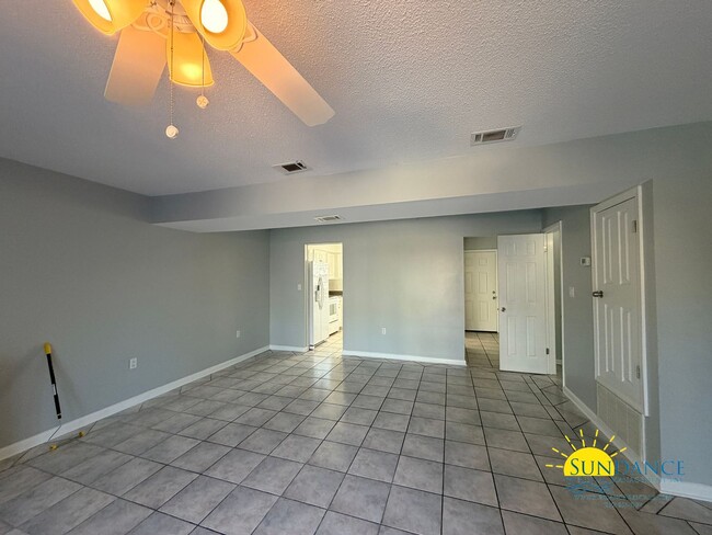 Building Photo - Charming Two-Story Townhome Near the Beach!