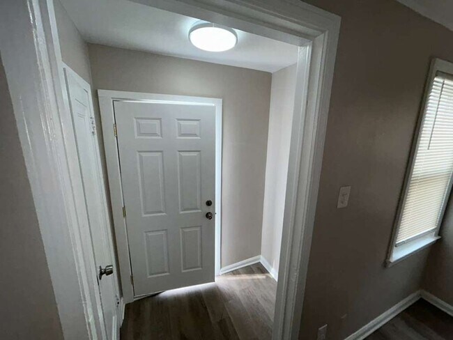 Building Photo - Three Bedroom Bungalow Ready for You