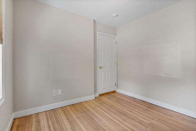 Building Photo - 144 Waverly Rd