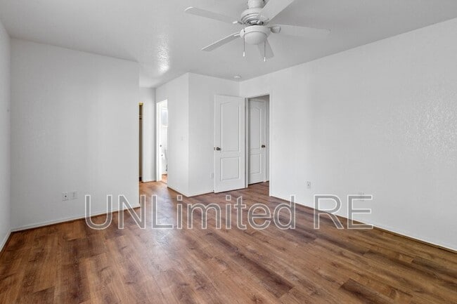 Building Photo - 10305 E Oak Creek Valley Dr