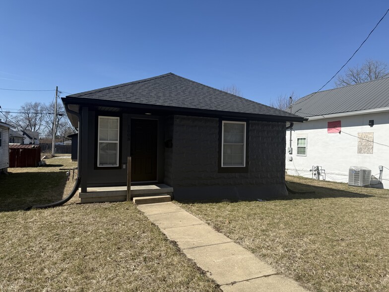 Building Photo - 1008 Milroy St